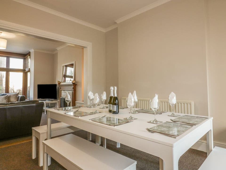 Cottage | Private kitchen | Dishwasher, cookware/dishes/utensils