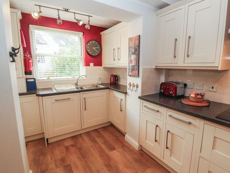 Cottage | Private kitchen | Microwave, stovetop, dishwasher, electric kettle