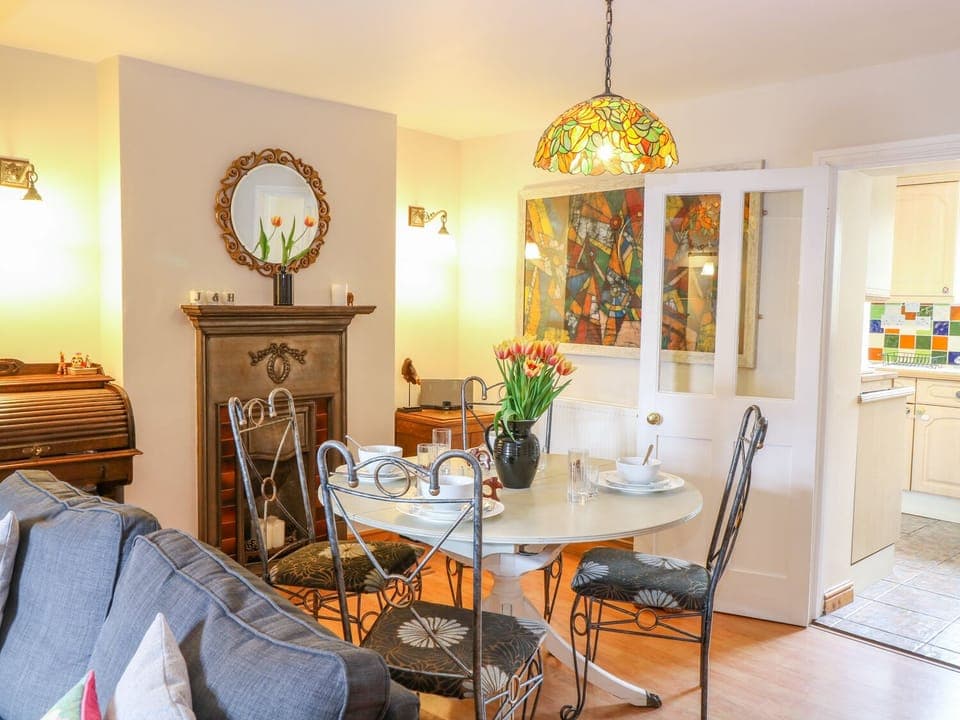 Cottage | Private kitchen | Microwave, stovetop, dishwasher, electric kettle