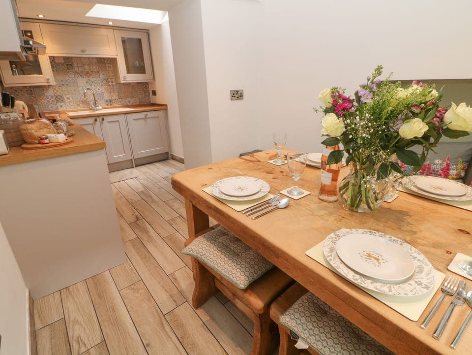 Cottage | Private kitchen | Fridge, microwave, stovetop, dishwasher