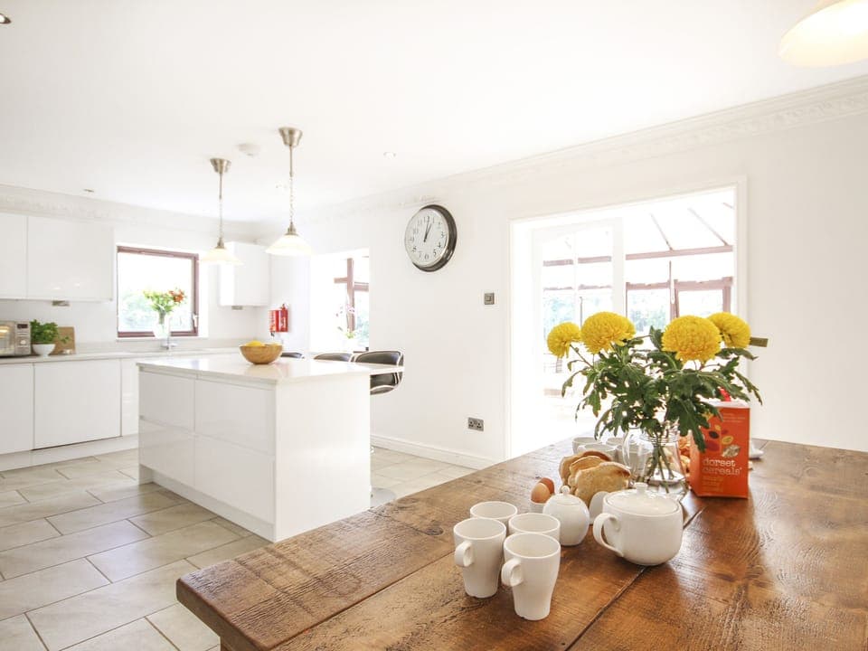 Cottage | Private kitchen | Dishwasher, cookware/dishes/utensils