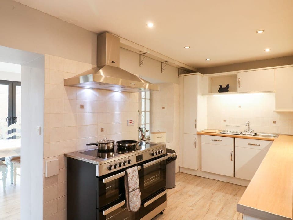 Cottage | Private kitchen | Fridge, stovetop, dishwasher, electric kettle