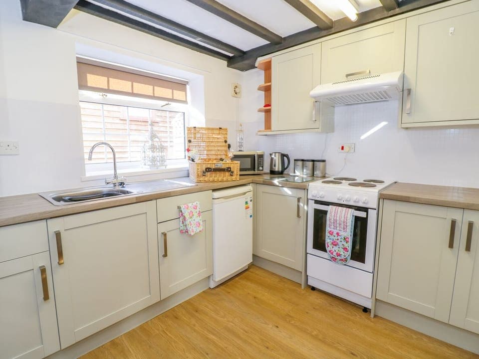 Cottage | Private kitchen | Fridge, electric kettle, toaster, cookware/dishes/utensils