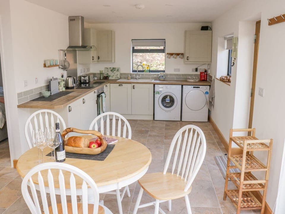 Cottage | Private kitchen | Stovetop, dishwasher, cookware/dishes/utensils