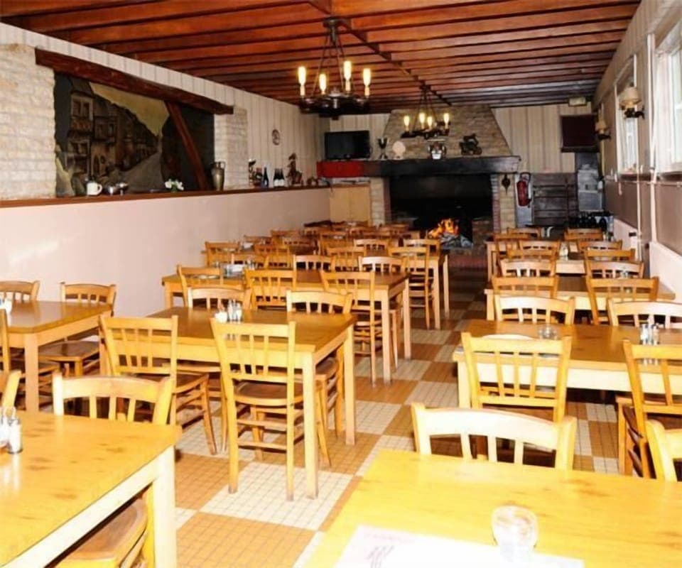 Breakfast, lunch, dinner served; local cuisine 