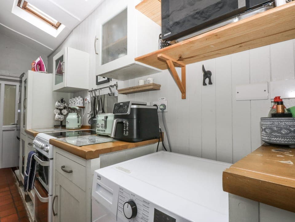 Cottage | Private kitchen | Electric kettle, toaster, highchair, cookware/dishes/utensils