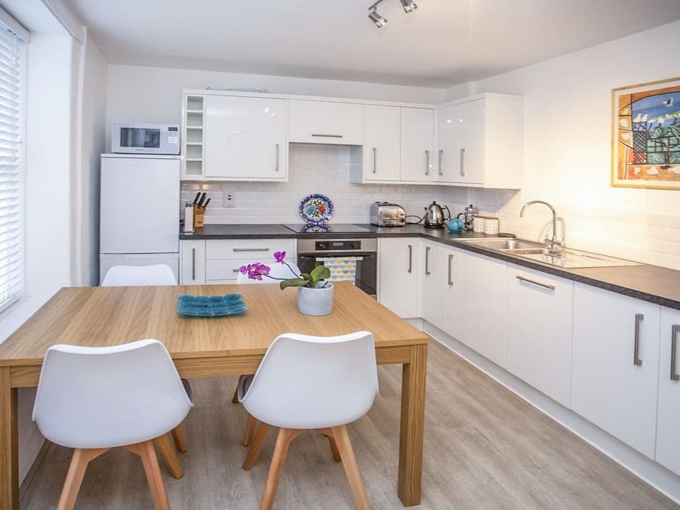 Cottage | Private kitchen | Dishwasher, highchair, cookware/dishes/utensils