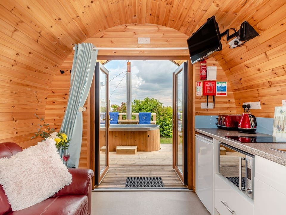 Cottage | Private kitchen | Oven, stovetop, electric kettle, toaster