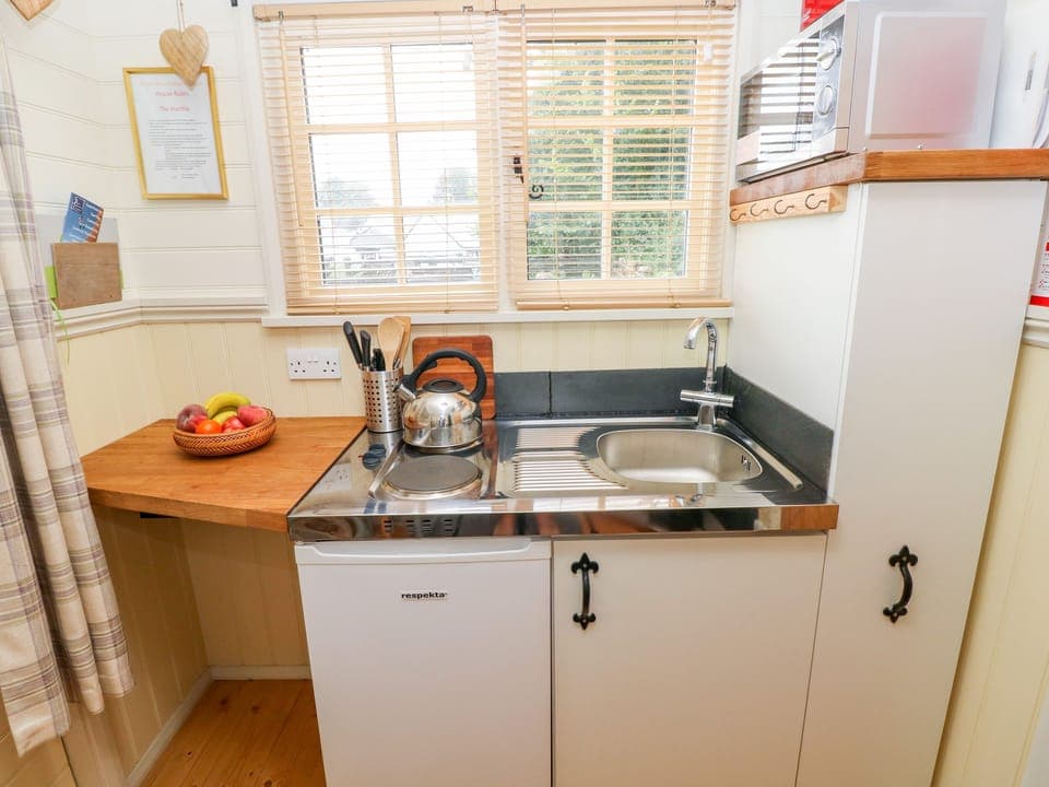 Cottage | Private kitchen | Fridge, microwave, stovetop, electric kettle