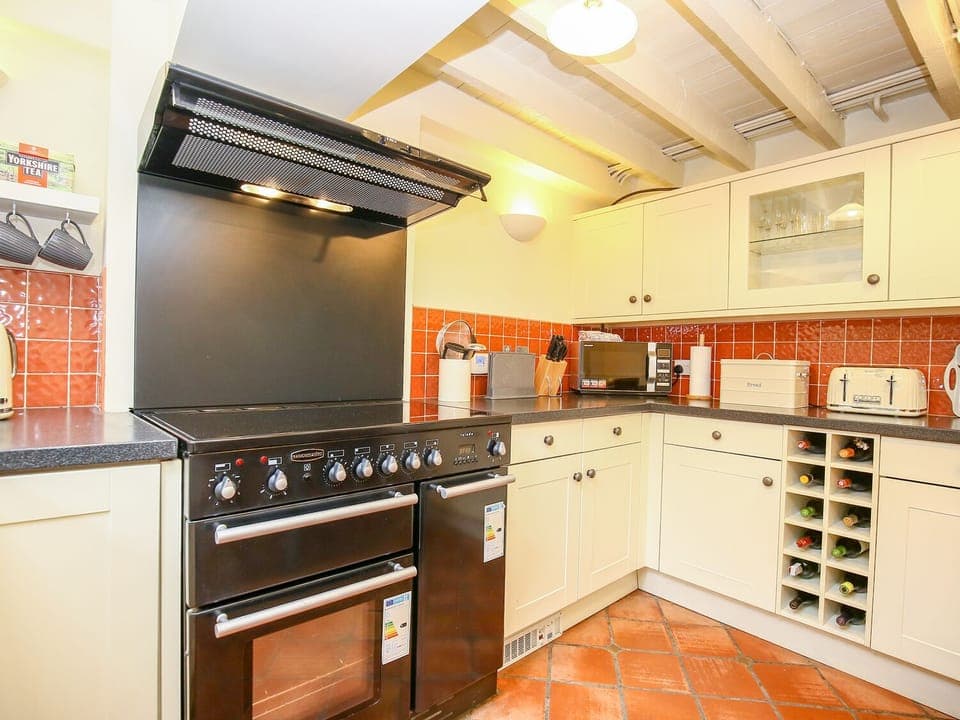 Cottage | Private kitchen | Fridge, oven, stovetop, dishwasher