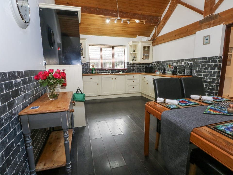 Cottage | Private kitchen | Dishwasher, cookware/dishes/utensils