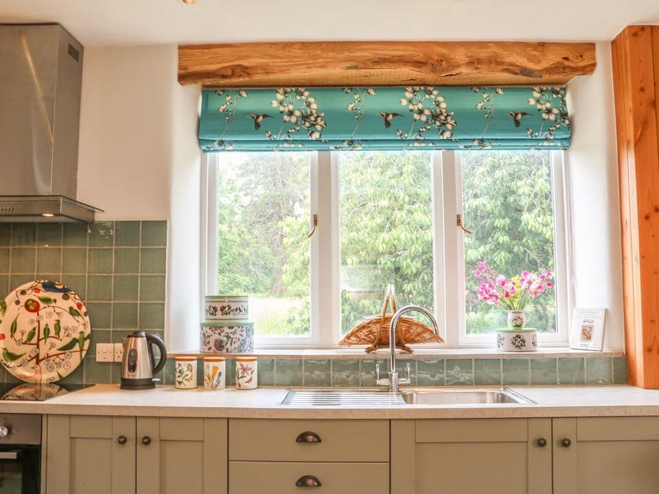 Cottage | Private kitchen | Fridge, microwave, stovetop, cookware/dishes/utensils