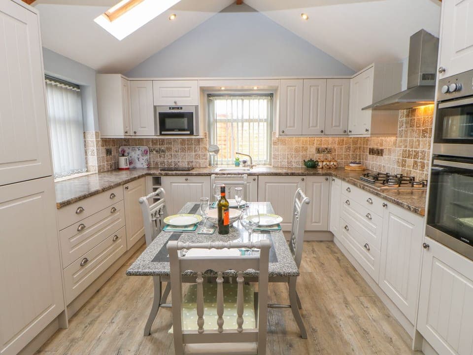 Cottage | Private kitchen | Fridge, dishwasher, cookware/dishes/utensils