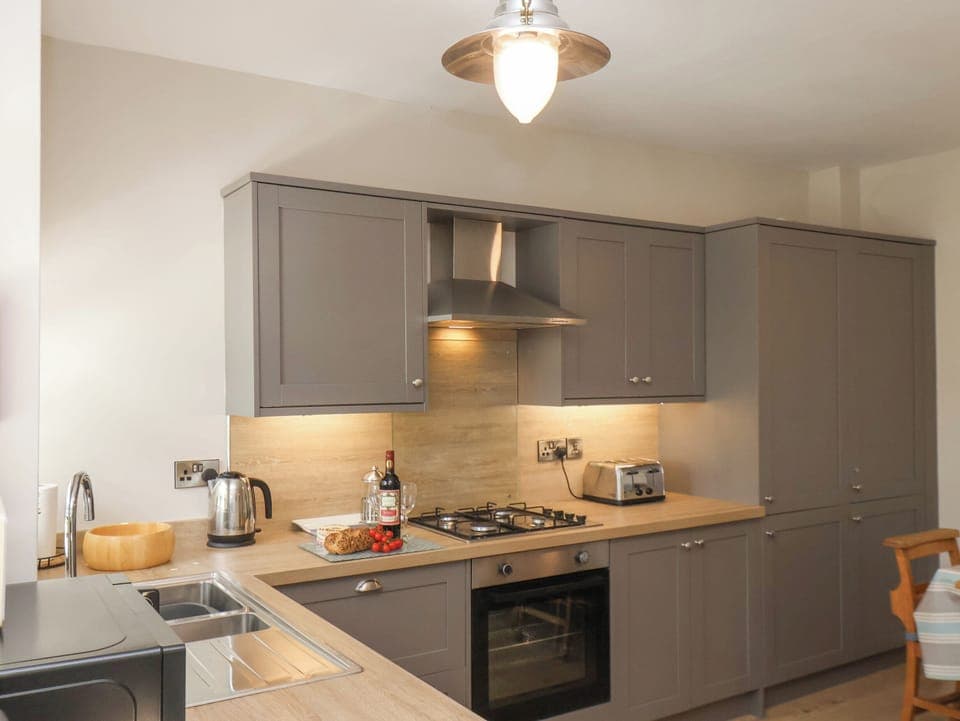 Cottage | Private kitchen | Dishwasher, highchair, cookware/dishes/utensils