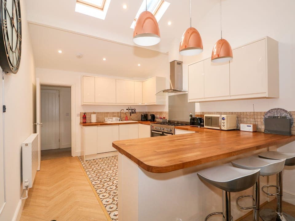 Cottage | Private kitchen | Dishwasher, cookware/dishes/utensils