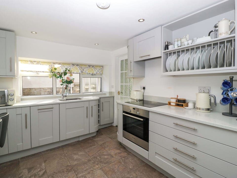 Cottage | Private kitchen | Microwave, stovetop, dishwasher, electric kettle