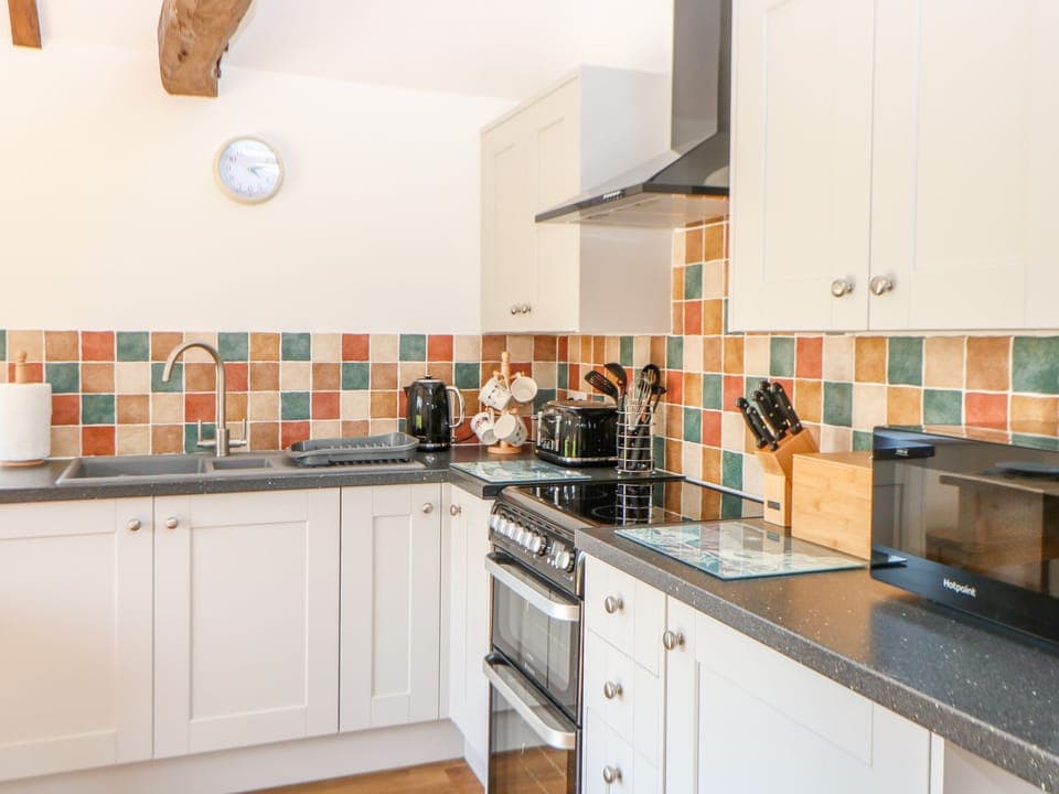 Cottage | Private kitchen | Fridge, microwave, dishwasher, electric kettle