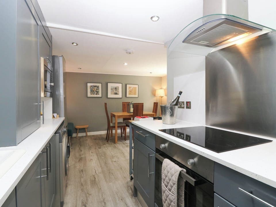 Cottage | Private kitchen | Dishwasher, cookware/dishes/utensils