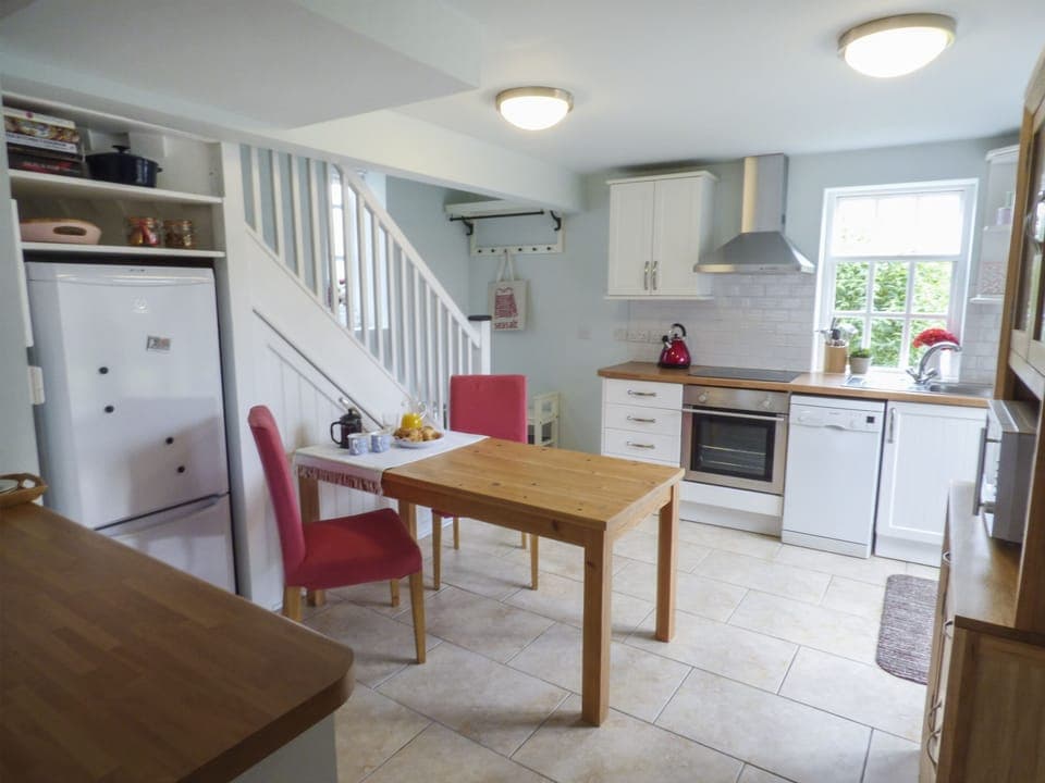 Cottage | Private kitchen | Dishwasher, electric kettle, toaster, cookware/dishes/utensils