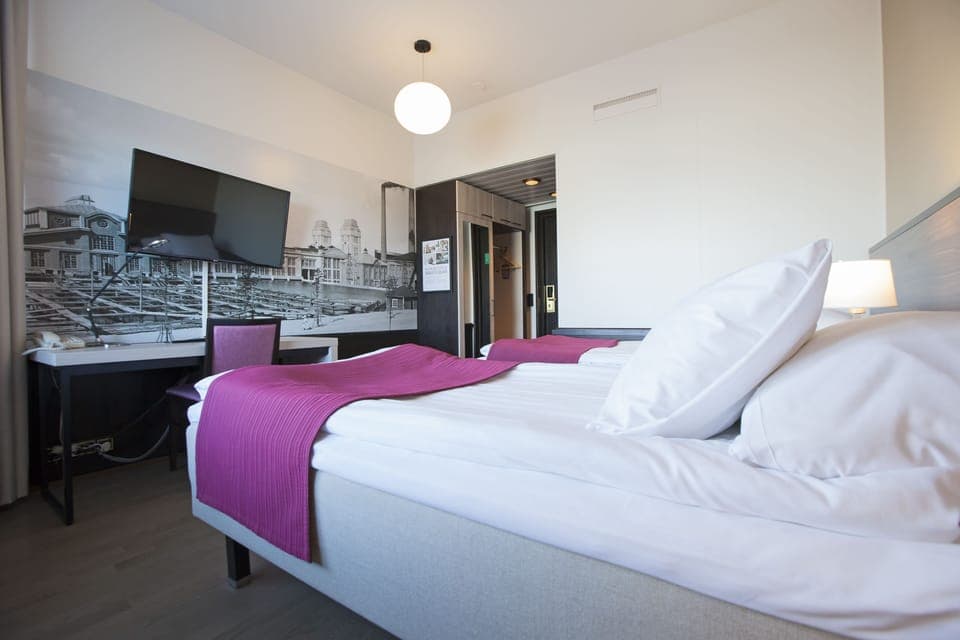 Standard Twin Room | In-room safe, desk, laptop workspace, blackout drapes