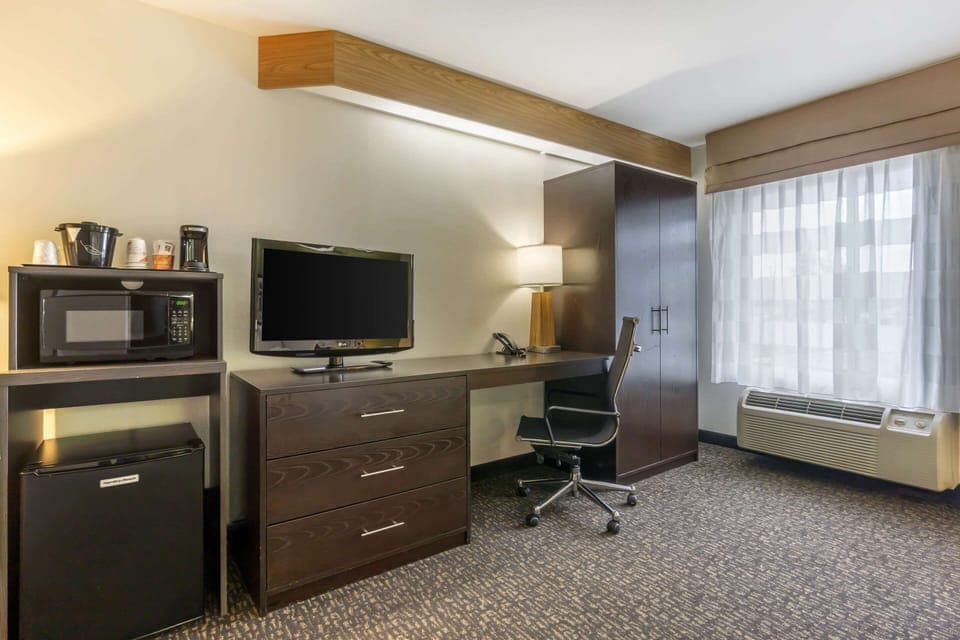 Room, 1 Queen Bed, Accessible, Non Smoking (Bathtub) | Pillowtop beds, in-room safe, desk, blackout drapes