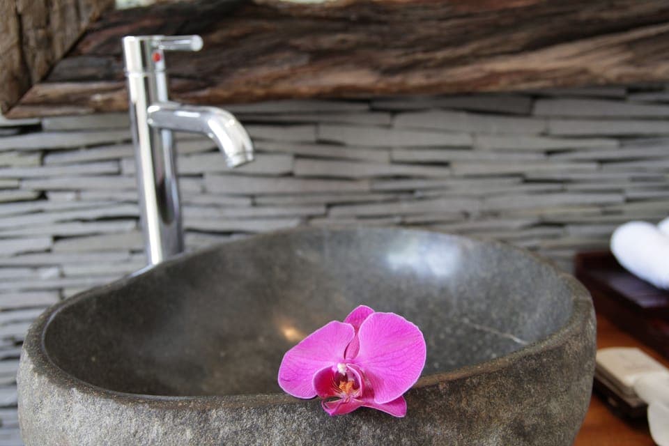 Deluxe Room, 1 King Bed | Bathroom sink