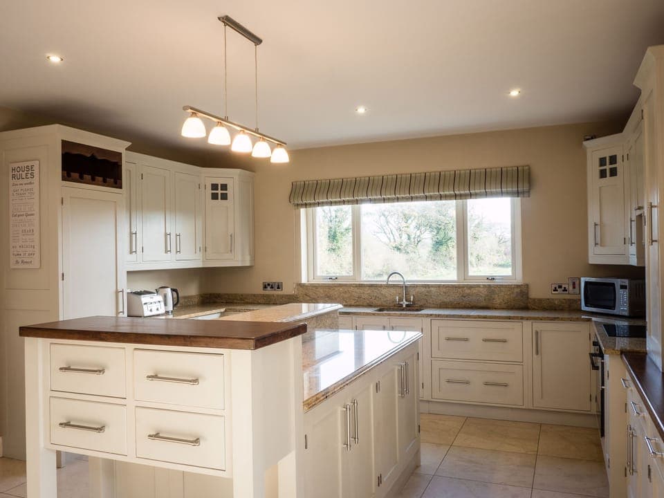 Superior Villa | Private kitchen | Full-size fridge, microwave, oven, stovetop