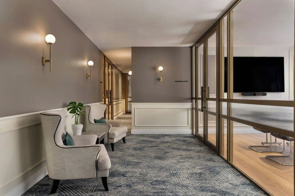 Serves breakfast, lunch, and dinner