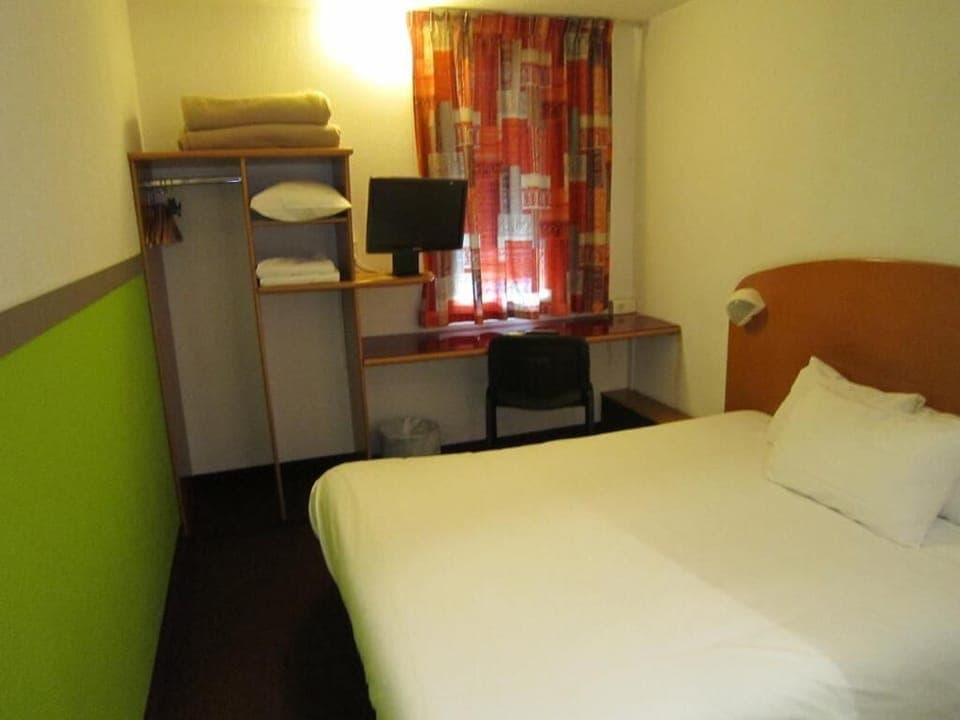 Standard Double Room | Desk, soundproofing, free WiFi, bed sheets