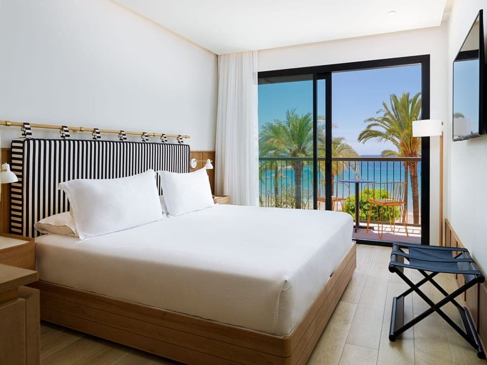 Minibar, in-room safe, laptop workspace, blackout drapes