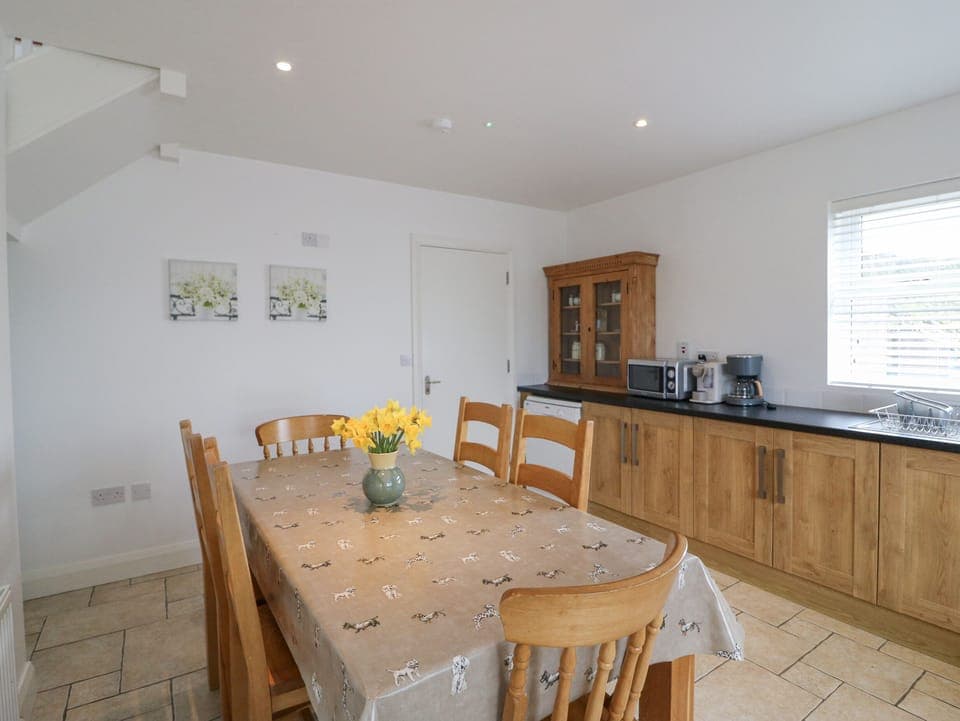 Cottage | Dining