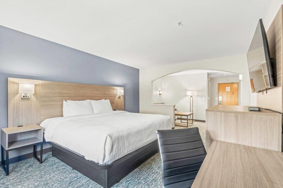 In-room safe, laptop workspace, blackout drapes, iron/ironing board