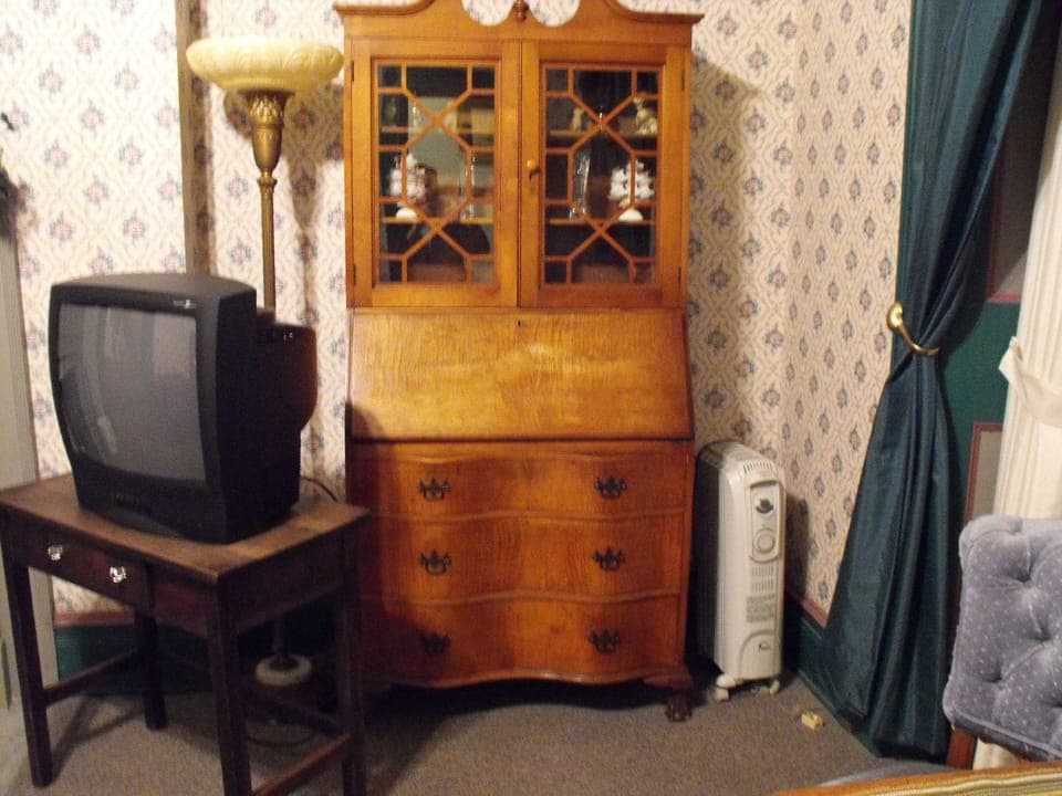 Deluxe Room, 1 Queen Bed, River View | Free WiFi