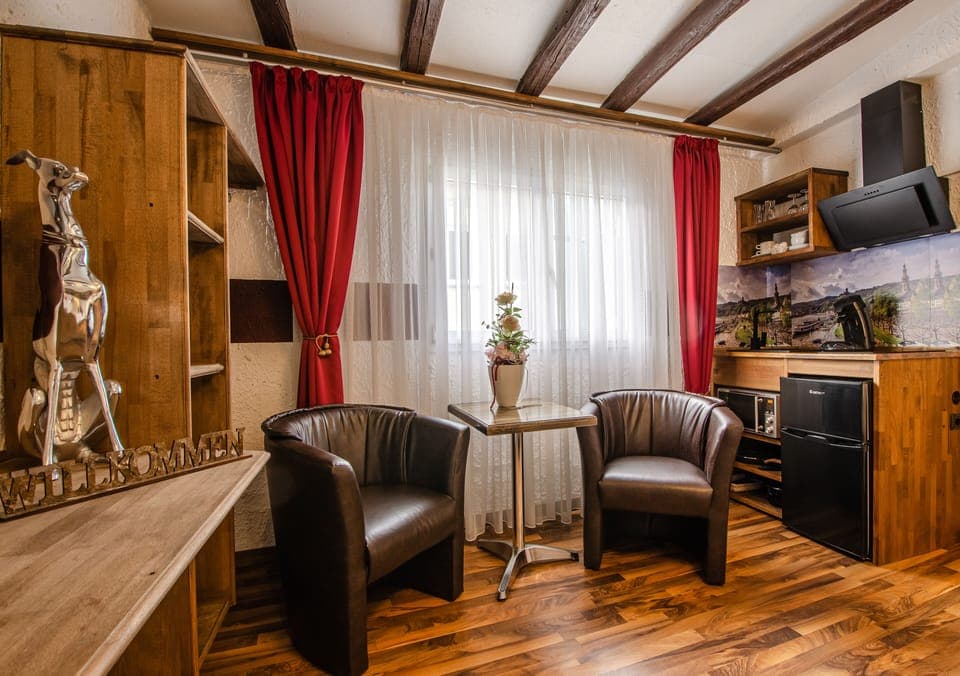 Studio (Haus Vonderbeck - Studio Burgblick) | Living area | 82-cm flat-screen TV with cable channels, TV