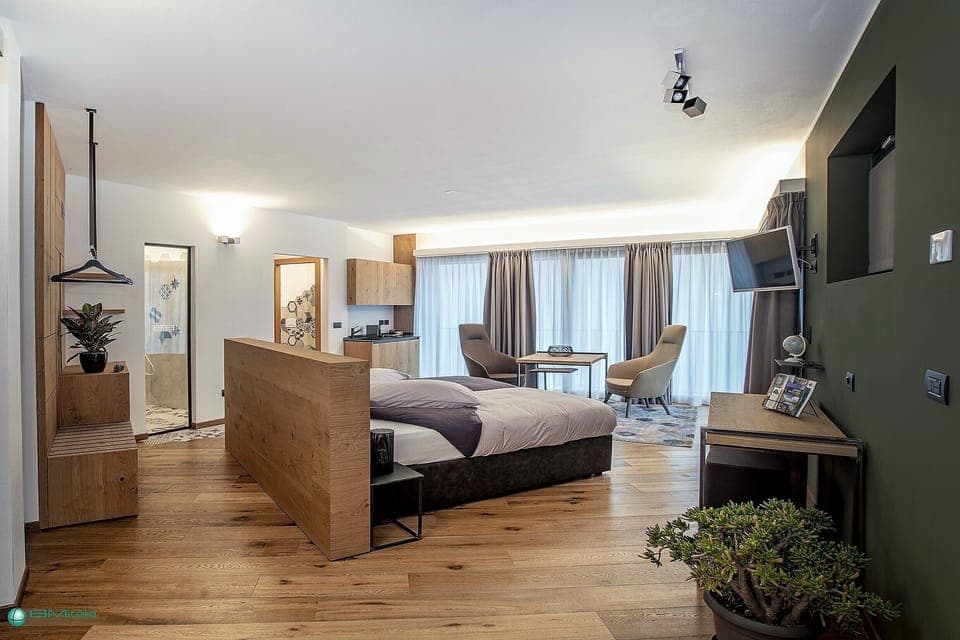 Exclusive Double or Twin Room | Minibar, in-room safe, desk, laptop workspace