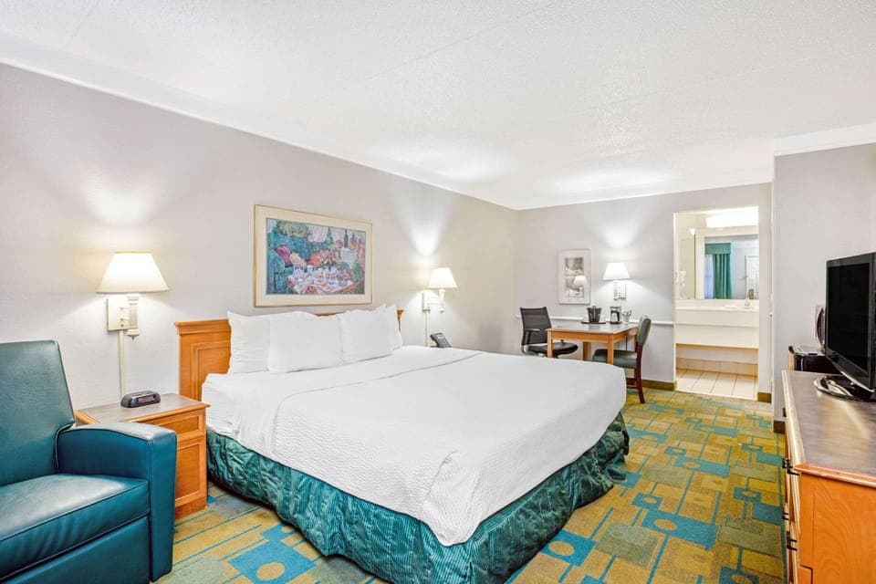 Room, 1 King Bed, Non Smoking | Premium bedding, desk, blackout drapes, iron/ironing board