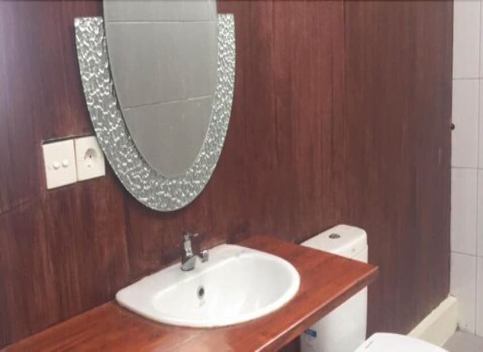 Shower, rainfall showerhead, free toiletries, towels