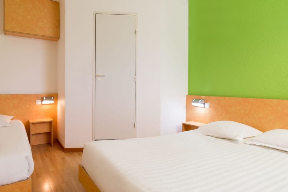 Standard Triple Room | Desk, blackout drapes, soundproofing, iron/ironing board