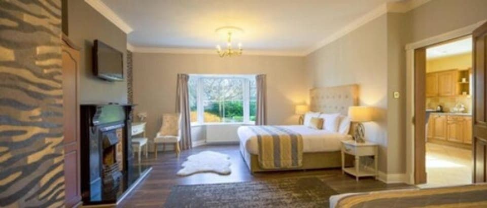 Suite Home | Bathroom | Shower, free toiletries, hair dryer, towels