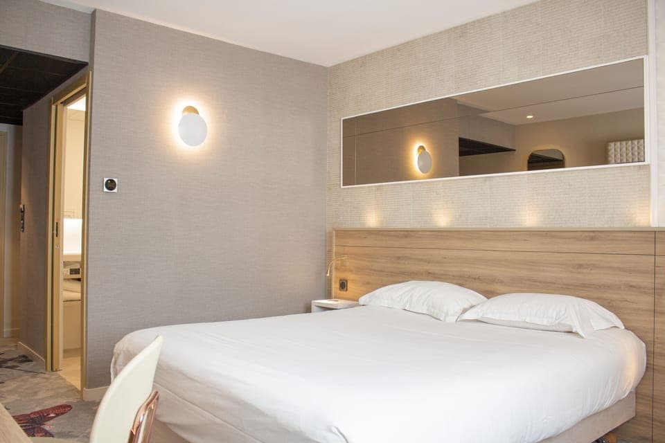 Superior Double Room, Ensuite | 2 bedrooms, desk, blackout drapes, soundproofing