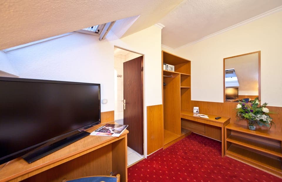 Economy Single Room | Hypo-allergenic bedding, in-room safe, individually decorated, desk