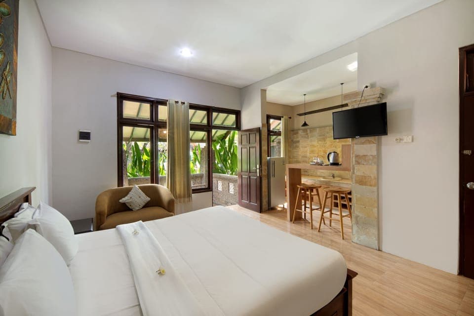 Deluxe Double Room, 1 King Bed, Pool View, Poolside | Individually decorated, individually furnished, desk, soundproofing