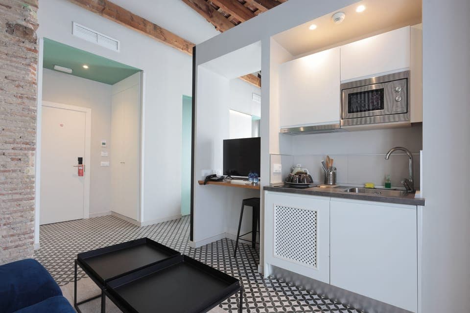 Suite, Hot Tub | In-room safe, desk, free WiFi, bed sheets