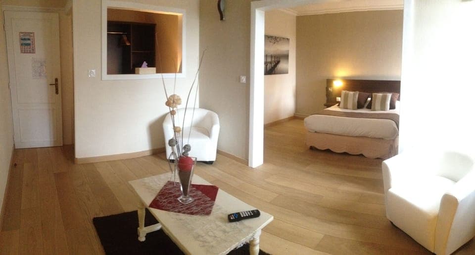 Suite | Living area | TV