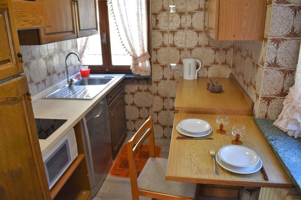 Panoramic Apartment, 2 Bedrooms, Mountain View, Annex Building | Private kitchen | Fridge