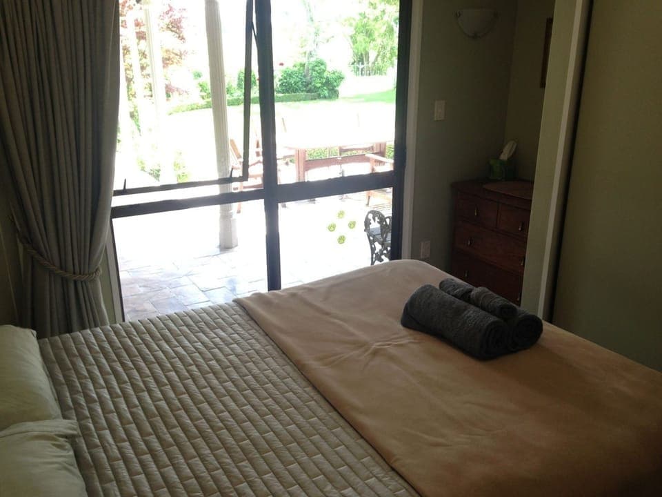 Standard Room, 1 Queen Bed, Shared Bathroom | Premium bedding, in-room safe, individually furnished, desk