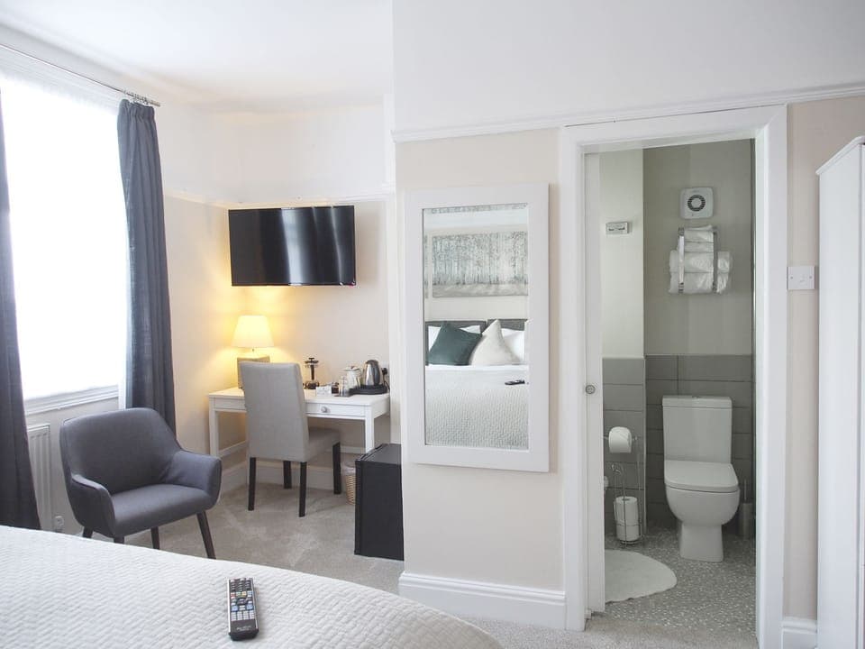 Deluxe Room | Individually decorated, iron/ironing board, free WiFi, bed sheets