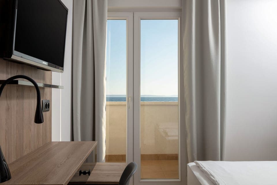Double Room, Sea View | In-room safe, desk, blackout drapes, free WiFi