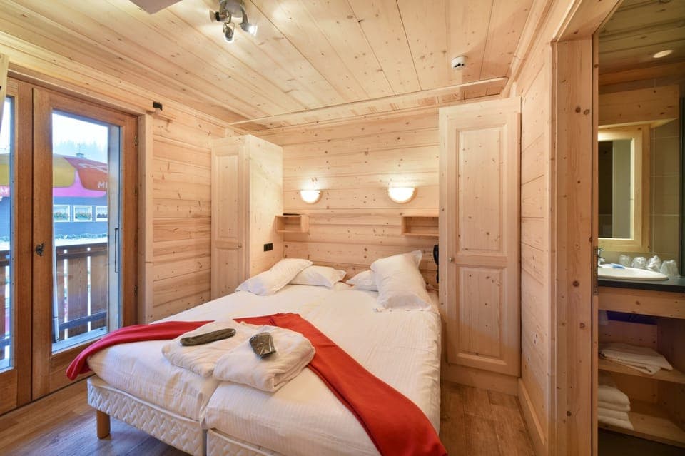 Chambre Suite 2 pieces 4 personnes | In-room safe, iron/ironing board, free WiFi