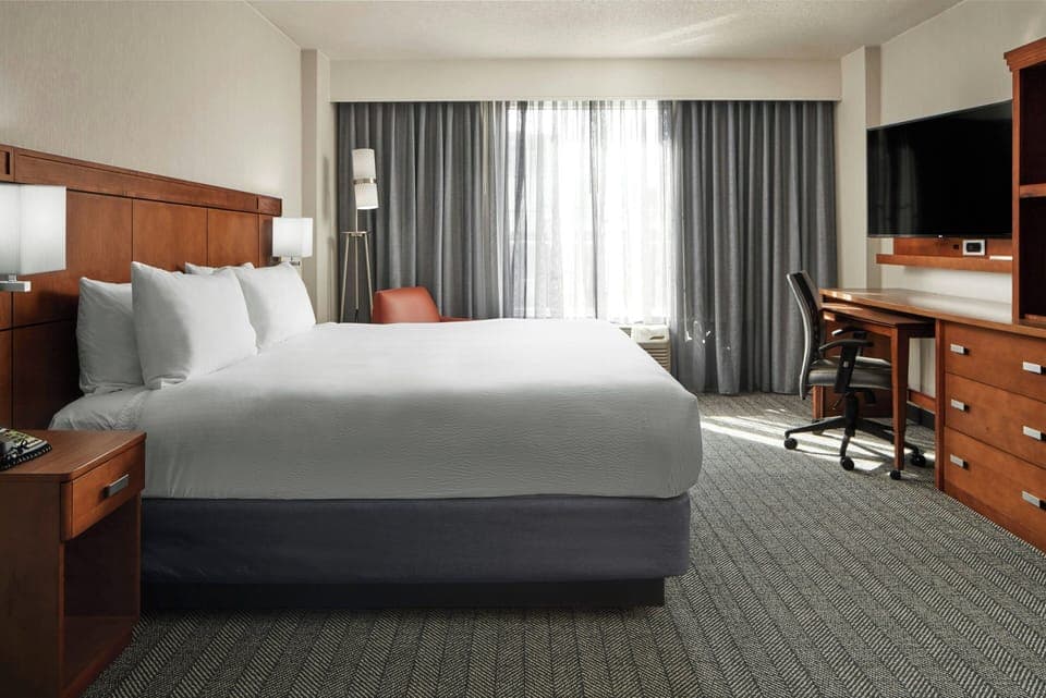 Room, 1 King Bed | Down comforters, desk, iron/ironing board, free cribs/infant beds